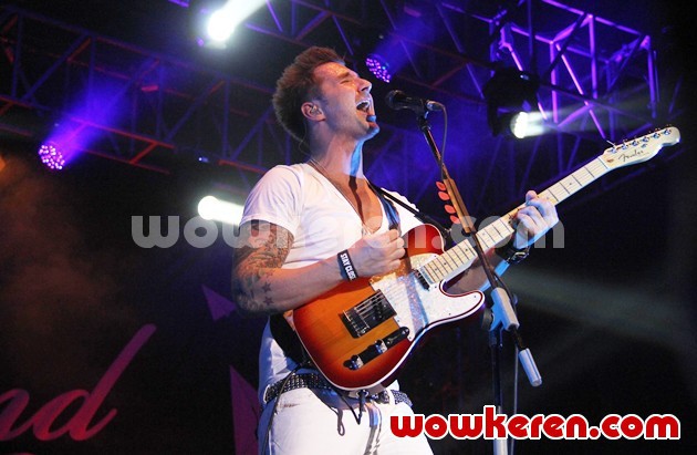 Gambar Foto John Vesely, Vokalis Merangkap Gitaris di Secondhand Serenade