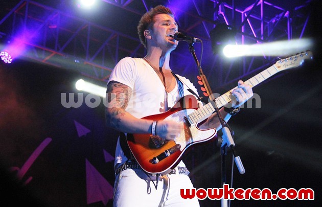 Gambar Foto John Vesely, Vokalis Merangkap Gitaris di Secondhand Serenade
