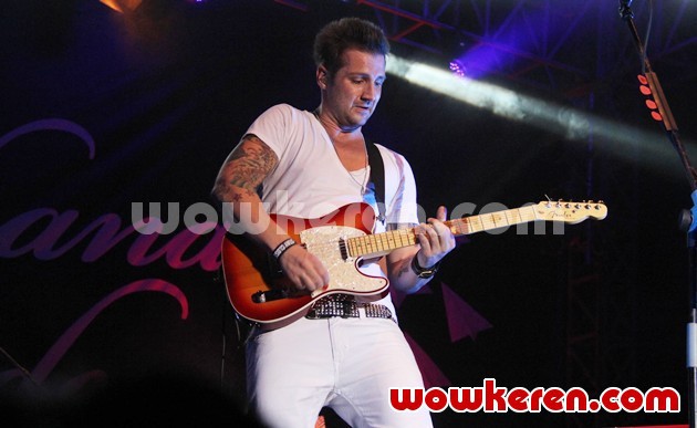 Gambar Foto John Vesely, Vokalis Merangkap Gitaris di Secondhand Serenade