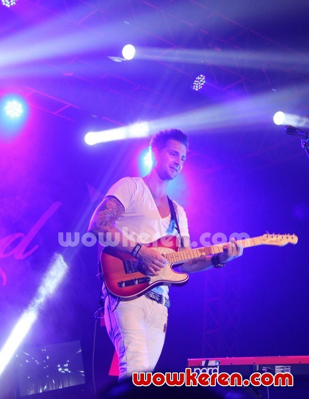Gambar Foto Aksi Panggung John Vesely