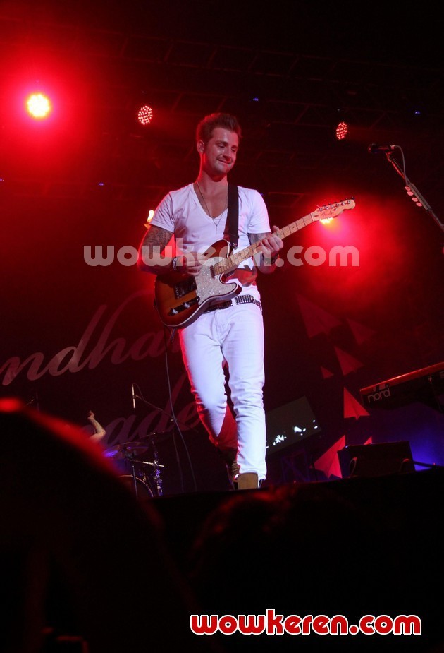 Gambar Foto Aksi Panggung John Vesely