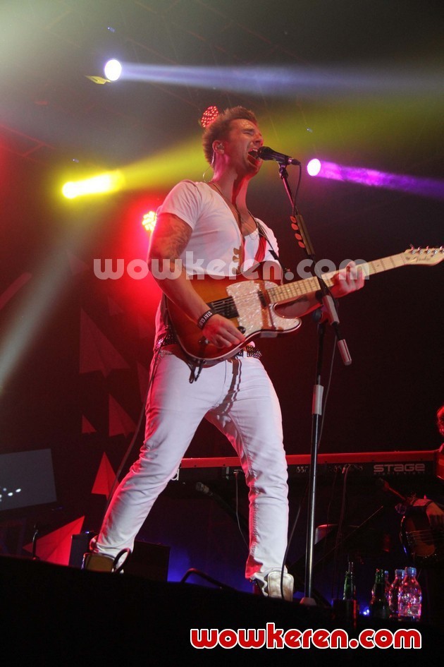 Gambar Foto Aksi Panggung John Vesely