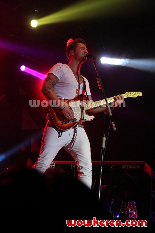 Gambar Foto Aksi Panggung John Vesely