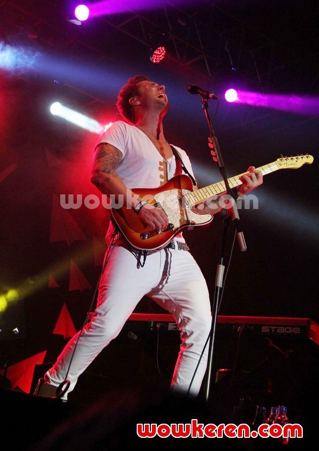 Gambar Foto Aksi Panggung John Vesely