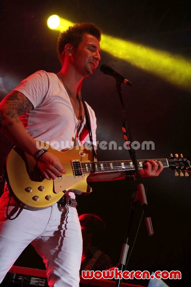 Gambar Foto Aksi Panggung John Vesely