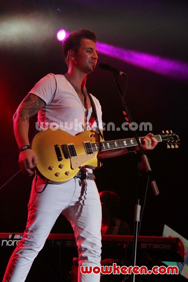 Gambar Foto Aksi Panggung John Vesely