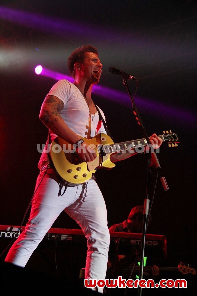 Gambar Foto Aksi Panggung John Vesely