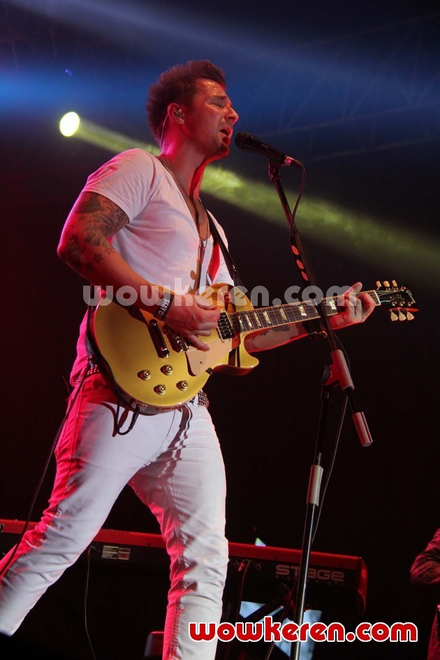 Gambar Foto Aksi Panggung John Vesely