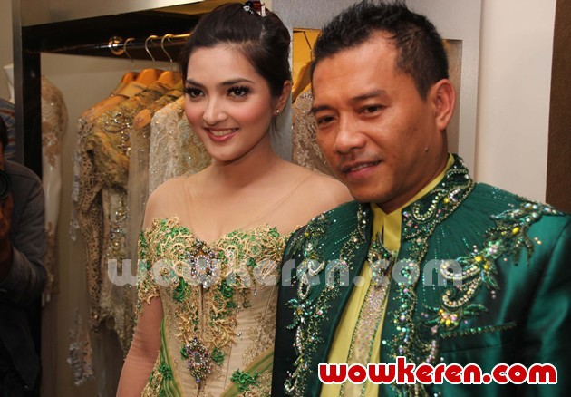 Gambar Foto Ashanty dan Anang Hermansyah Saat Ditemui di Butik Milik Ferry Sunarto
