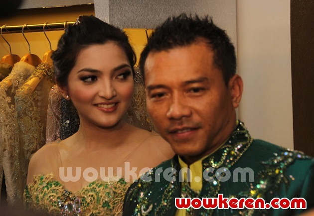 Gambar Foto Ashanty dan Anang Hermansyah Saat Ditemui di Butik Milik Ferry Sunarto