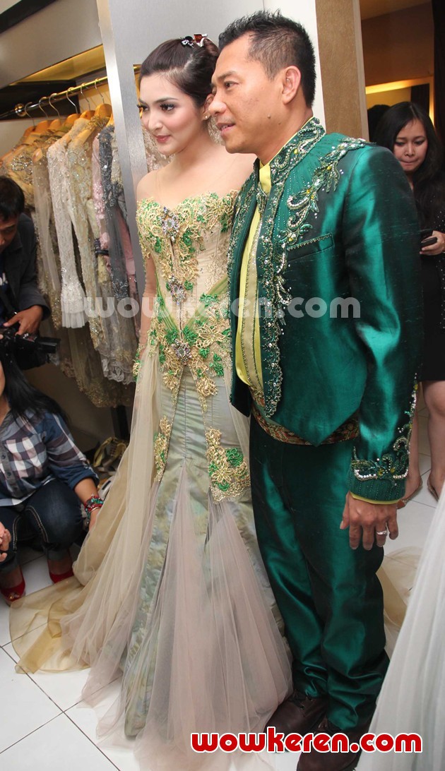 Gambar Foto Ashanty dan Anang Hermansyah Saat Ditemui di Butik Milik Ferry Sunarto