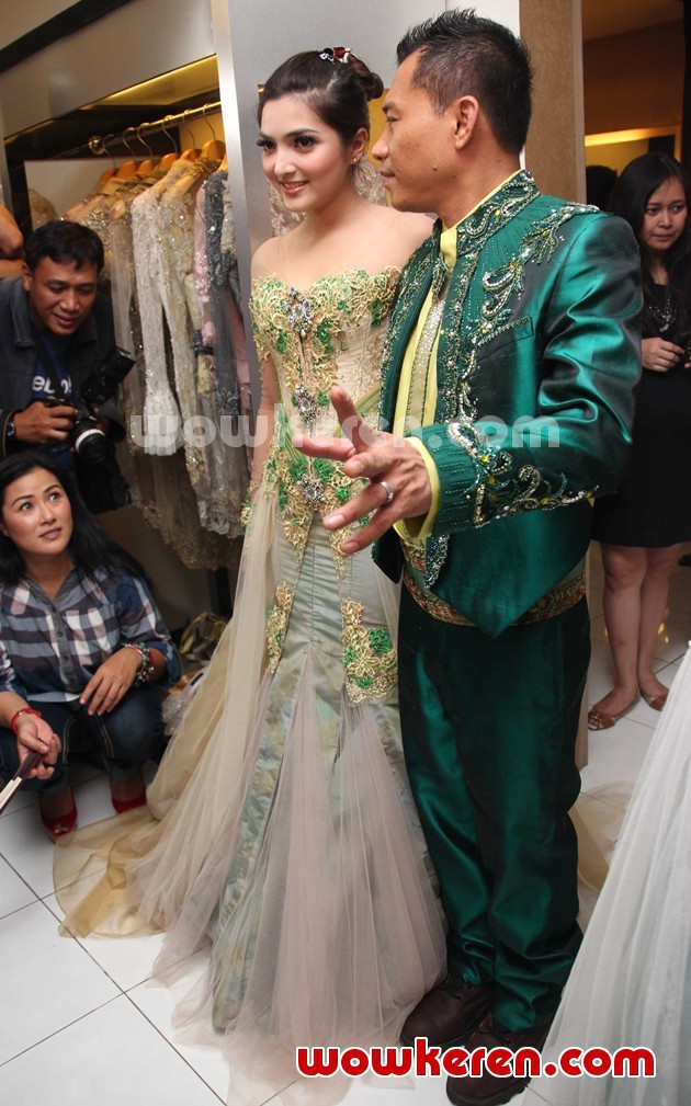 Gambar Foto Ashanty dan Anang Hermansyah Saat Ditemui di Butik Milik Ferry Sunarto