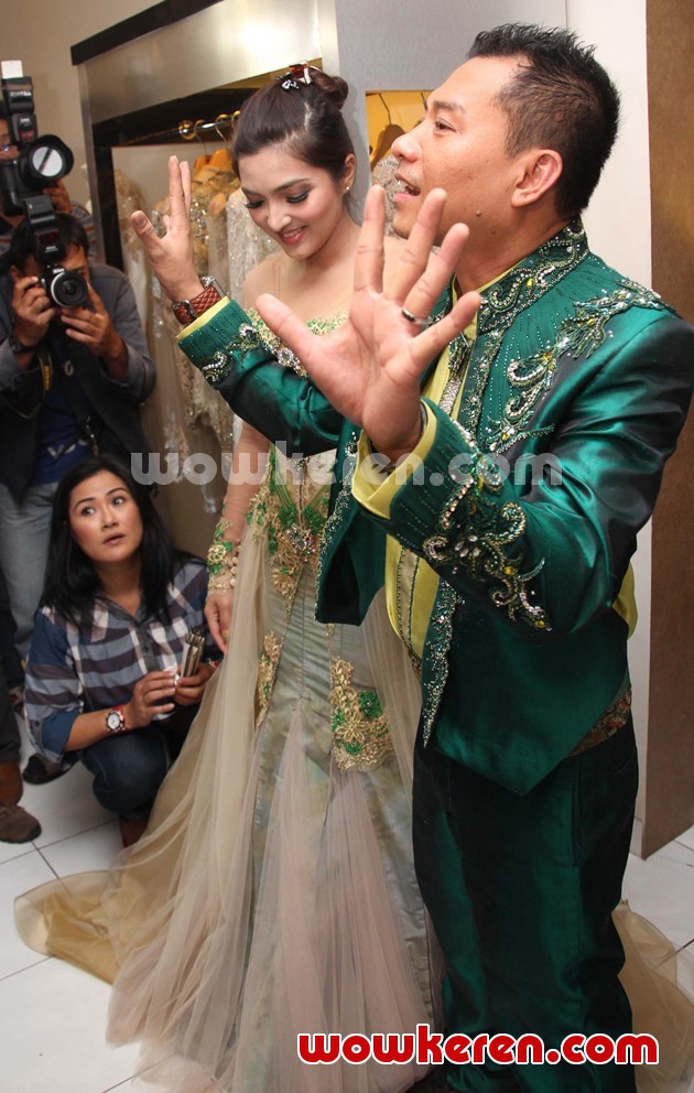 Gambar Foto Ashanty dan Anang Hermansyah Saat Ditemui di Butik Milik Ferry Sunarto
