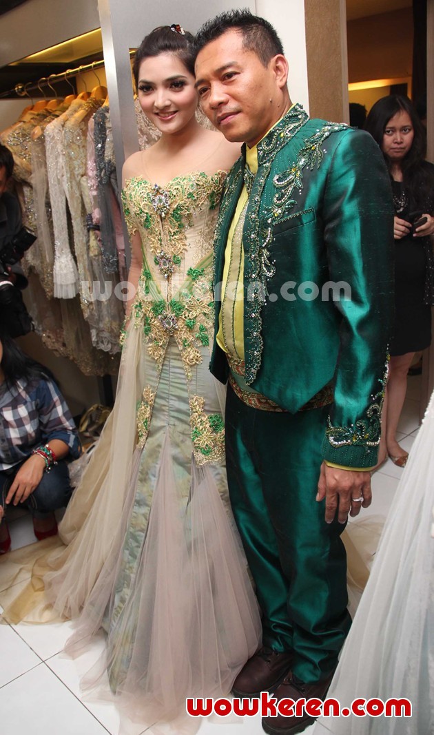 Gambar Foto Ashanty dan Anang Hermansyah Saat Ditemui di Butik Milik Ferry Sunarto