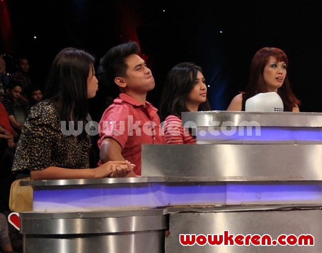 Gambar Foto Natasha Rizki, Galih Ginanjar dan Mikha Tambayong Syuting 'Tahan Tawa' di Trans TV