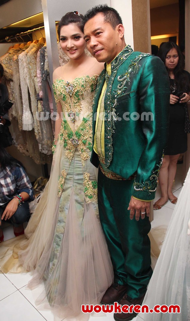 Gambar Foto Ashanty dan Anang Hermansyah di Butik Milik Ferry Sunarto