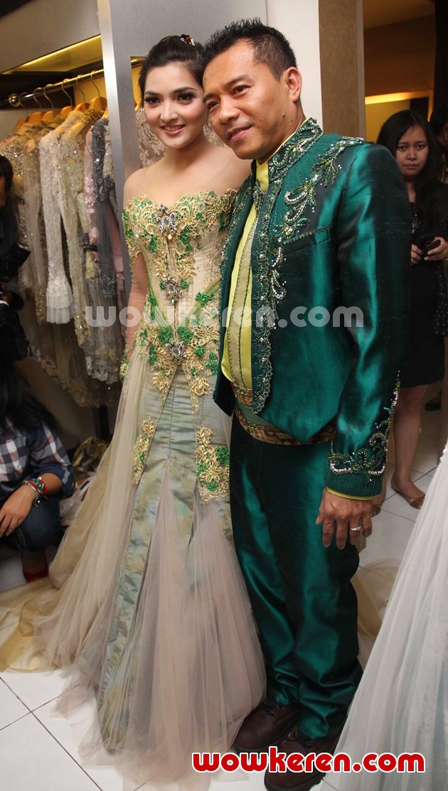Gambar Foto Ashanty dan Anang Hermansyah di Butik Milik Ferry Sunarto