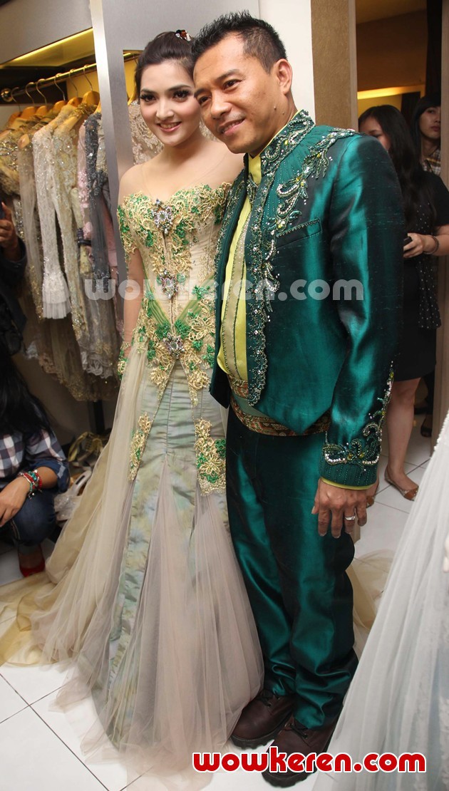 Gambar Foto Ashanty dan Anang Hermansyah di Butik Milik Ferry Sunarto