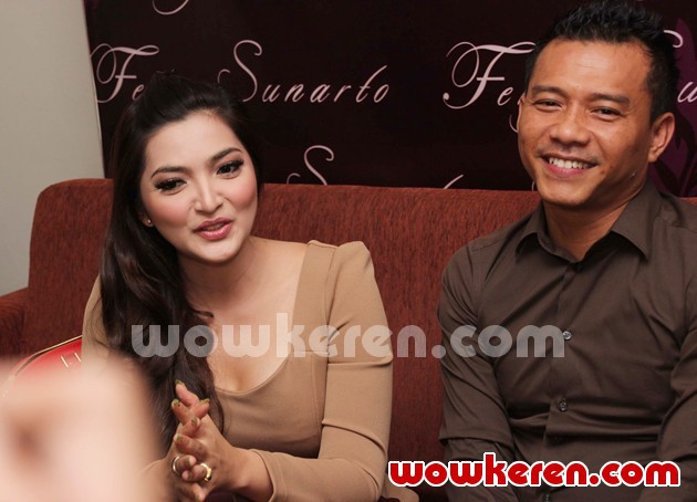 Gambar Foto Ashanty dan Anang Hermansyah di Butik Milik Ferry Sunarto