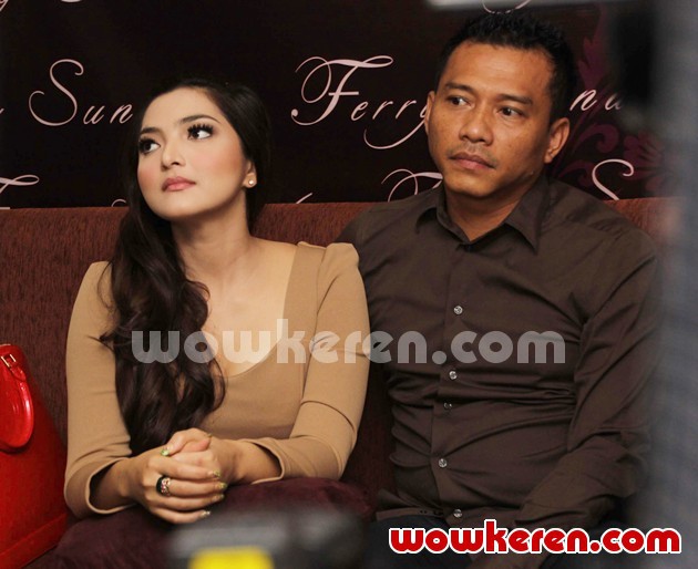 Gambar Foto Ashanty dan Anang Hermansyah di Butik Milik Ferry Sunarto