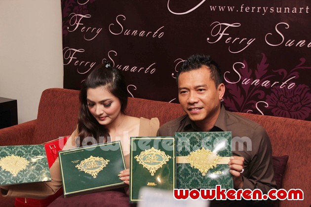 Gambar Foto Ashanty dan Anang Hermansyah Pamer Undangan Pernikahan Mereka