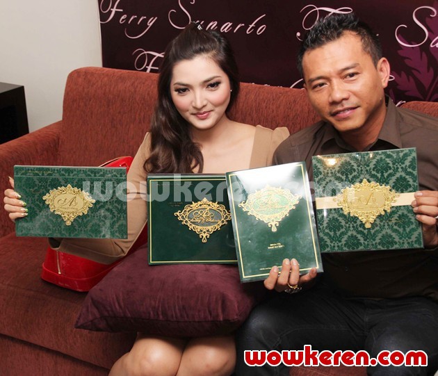 Gambar Foto Ashanty dan Anang Hermansyah Pamer Undangan Pernikahan Mereka