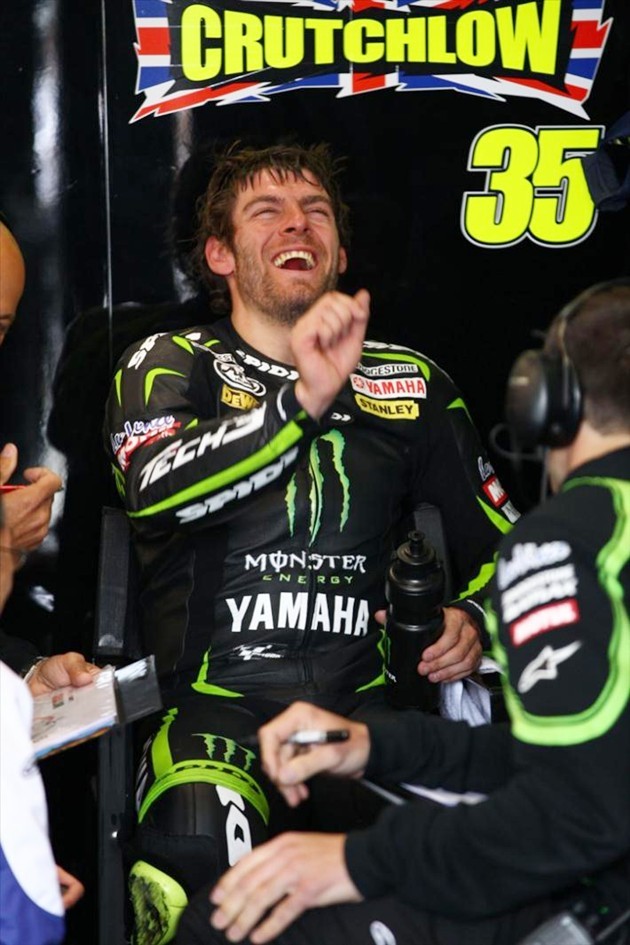 Gambar Foto Cal Crutchlow Merayakan Keberhasilannya Bersama Tim
