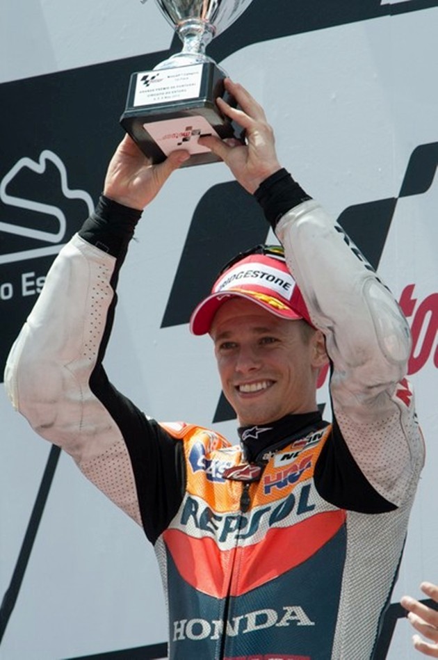 Gambar Foto Casey Stoner Merebut Juara Pertama