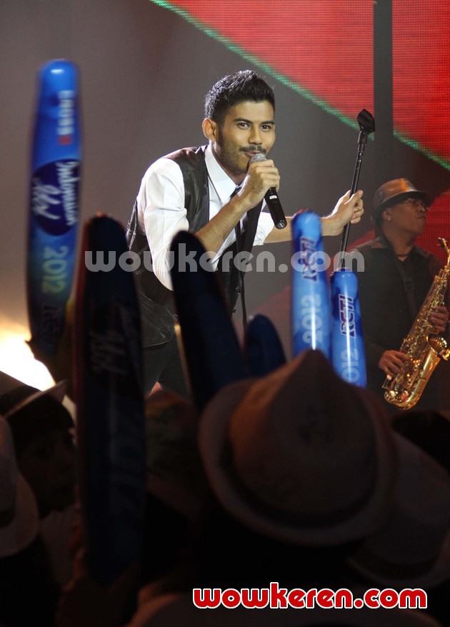 Gambar Foto Aksi Dionysius Agung di Panggung Indonesian Idol