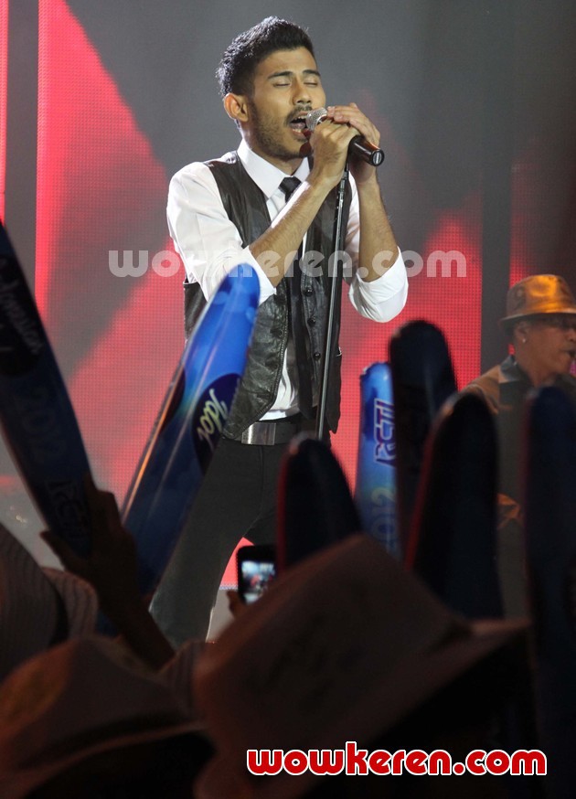 Gambar Foto Aksi Dionysius Agung di Panggung Indonesian Idol