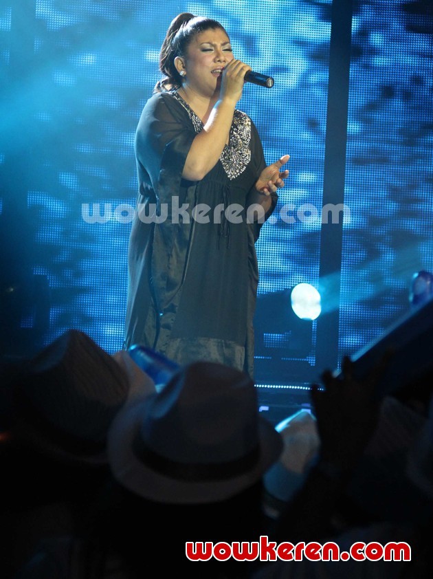 Gambar Foto Penampilan Regina Ivanova di Panggung Indonesian Idol