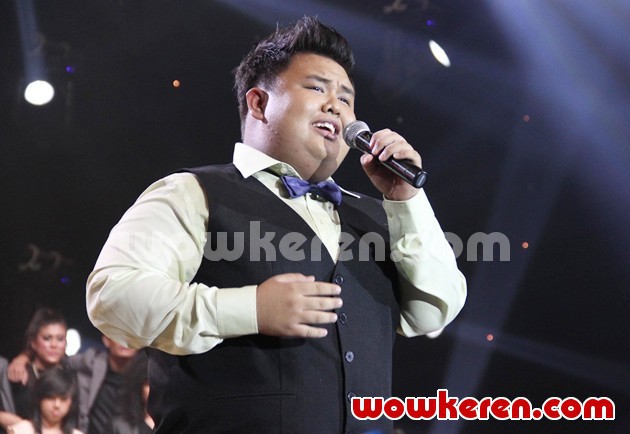 Gambar Foto Aksi Rio Hamdan di Panggung Indonesian Idol