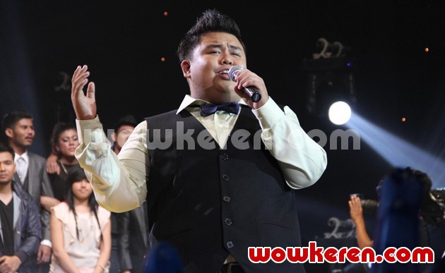 Gambar Foto Aksi Rio Hamdan di Panggung Indonesian Idol