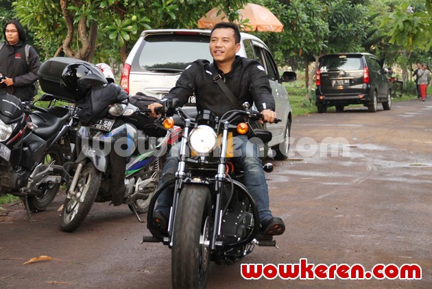 Gambar Foto Anang Hermansyah Datang Mengendarai Harley-Davidson