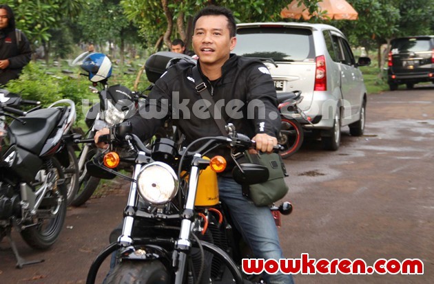 Gambar Foto Anang Hermansyah Datang Mengendarai Harley-Davidson