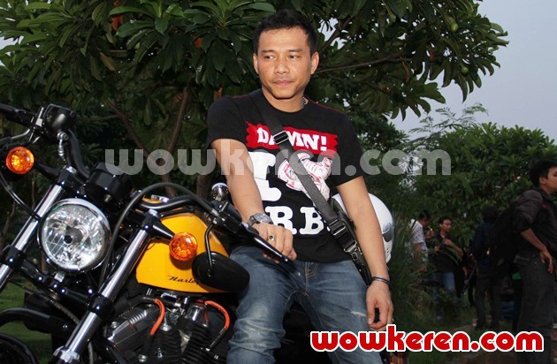 Gambar Foto Anang Hermansyah Datang Mengendarai Harley-Davidson