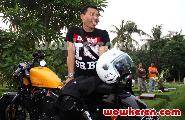 Gambar Foto Anang Hermansyah Datang Mengendarai Harley-Davidson