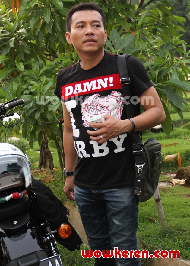 Gambar Foto Anang Hermansyah Mendampingi Ashanty Ziarah ke Makam Ayahnya