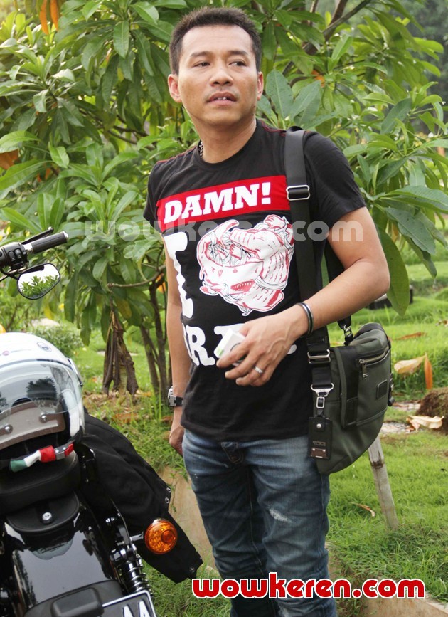 Gambar Foto Anang Hermansyah Mendampingi Ashanty Ziarah ke Makam Ayahnya