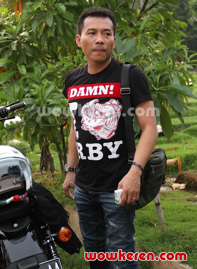 Gambar Foto Anang Hermansyah Mendampingi Ashanty Ziarah ke Makam Ayahnya