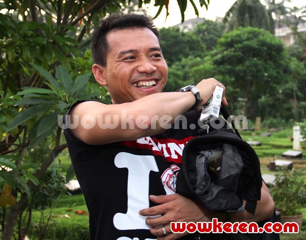 Gambar Foto Anang Hermansyah Mendampingi Ashanty Ziarah ke Makam Ayahnya