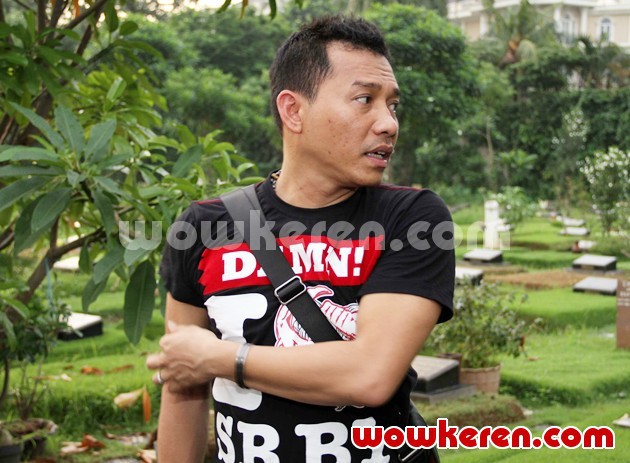 Gambar Foto Anang Hermansyah Mendampingi Ashanty Ziarah ke Makam Ayahnya