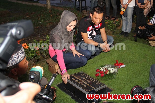 Gambar Foto Anang Hermansyah Setia Mendampingi Ashanty