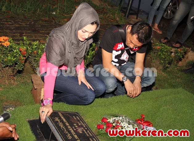 Gambar Foto Anang Hermansyah Setia Mendampingi Ashanty