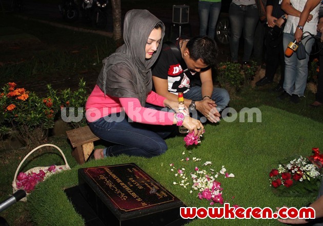 Gambar Foto Ashanty Menaburkan Bunga di Makam Ayahnya