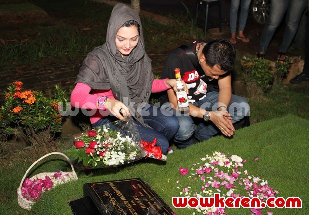 Gambar Foto Ashanty Menaburkan Bunga di Makam Ayahnya