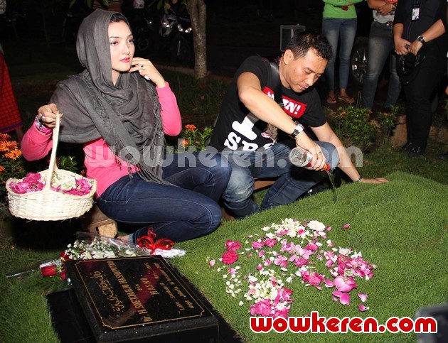 Gambar Foto Anang Hermansyah Menuangkan Air di Makam Ayah Ashanty