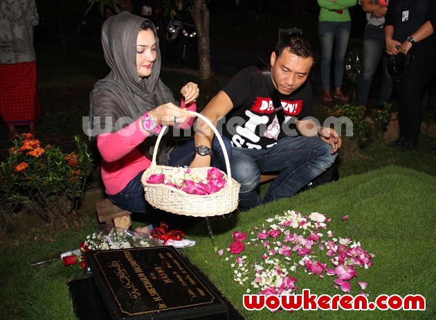 Gambar Foto Anang Hermansyah Menuangkan Air di Makam Ayah Ashanty