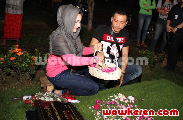 Gambar Foto Ashanty dan Anang Hermansyah Menaburkan Bunga