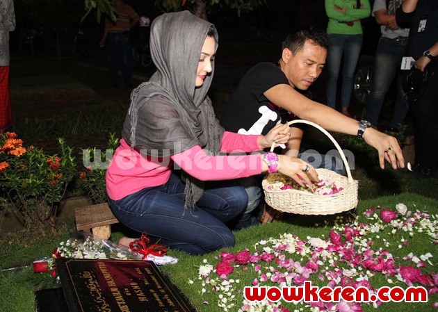 Gambar Foto Ashanty dan Anang Hermansyah Menaburkan Bunga